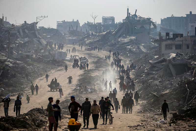 La tregua -sin embargo- fue acompañada por nuevos episodios de violencia. Las fuerzas de defensa de Israel informaron un ataque contra una célula de Hamás en la ciudad de Gaza, que dejó decenas de personas atrapadas, mientras que el grupo islamista acusó al gobierno de Benjamin Netanyahu de obstaculizar los esfuerzos de mediación. En paralelo, Trump señaló que espera la liberación de rehenes a comienzos de la próxima semana, y anticipó un viaje a Egipto tras la invitación del presidente Abdel Fatah al Sisi.