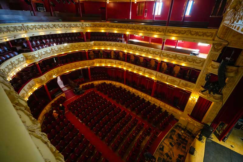 En el caso de visitas especiales, para grupos u organizaciones que requieran horarios específicos, se ofrecen visitas a demanda los martes y jueves de 16.30 a 18, coordinadas previamente. Durante el recorrido los visitantes podrán conocer todos los detalles del lugar, su arquitectura y los espacios emblemáticos de uno de los principales patrimonios culturales de la provincia.