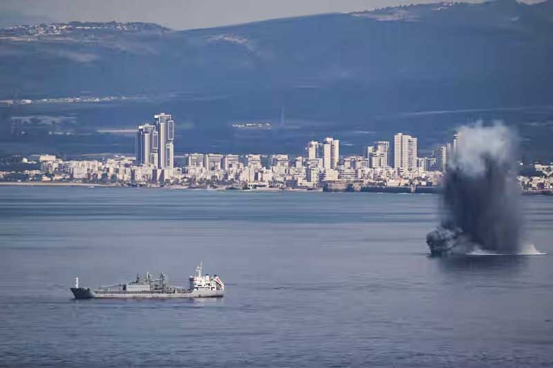 La escalada se produce en un contexto de máxima tensión por el programa nuclear iraní. Tras los ataques iniciales, también se reportaron explosiones en Abu Dabi, Qatar, Manama y Riad, donde existen instalaciones militares estadounidenses, incluida la base de la Quinta Flota en Bahréin. El intercambio de fuego eleva el riesgo de un conflicto regional de mayor escala en Medio Oriente.